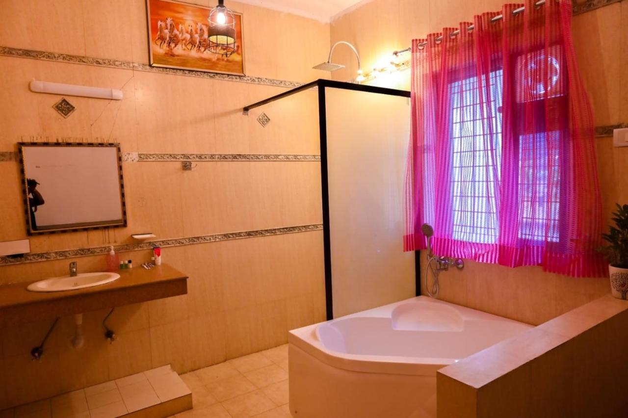 Hotel Wild Rose New Delhi Luaran gambar